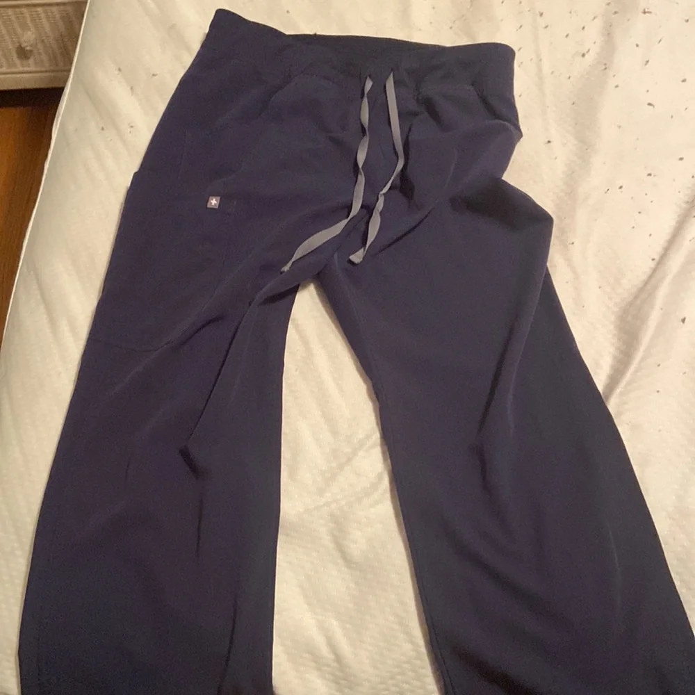 FIGS Kade Cargo Scrub Pants - Picture 4 of 5